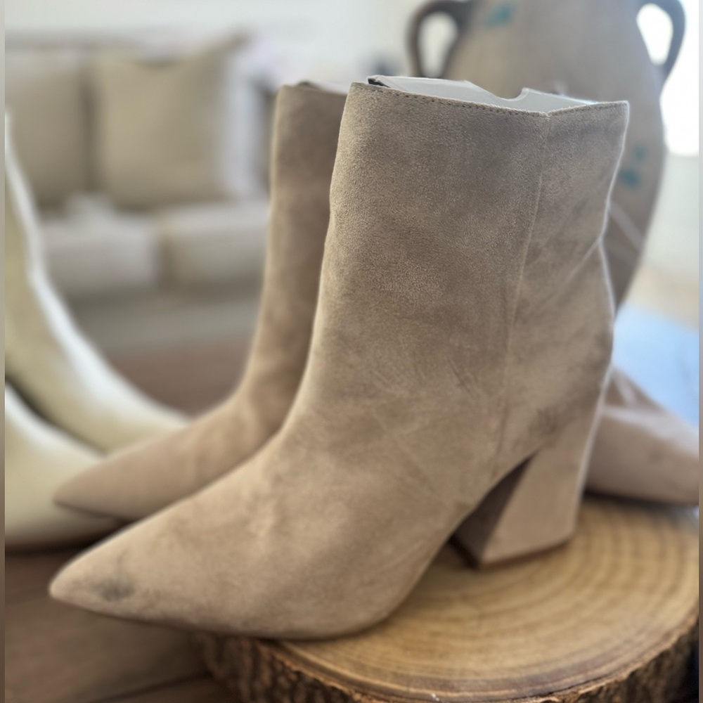 A New Day Women's Taupe Cullen Ankle Boots
SIZE 9.5 - Picture 6 of 9